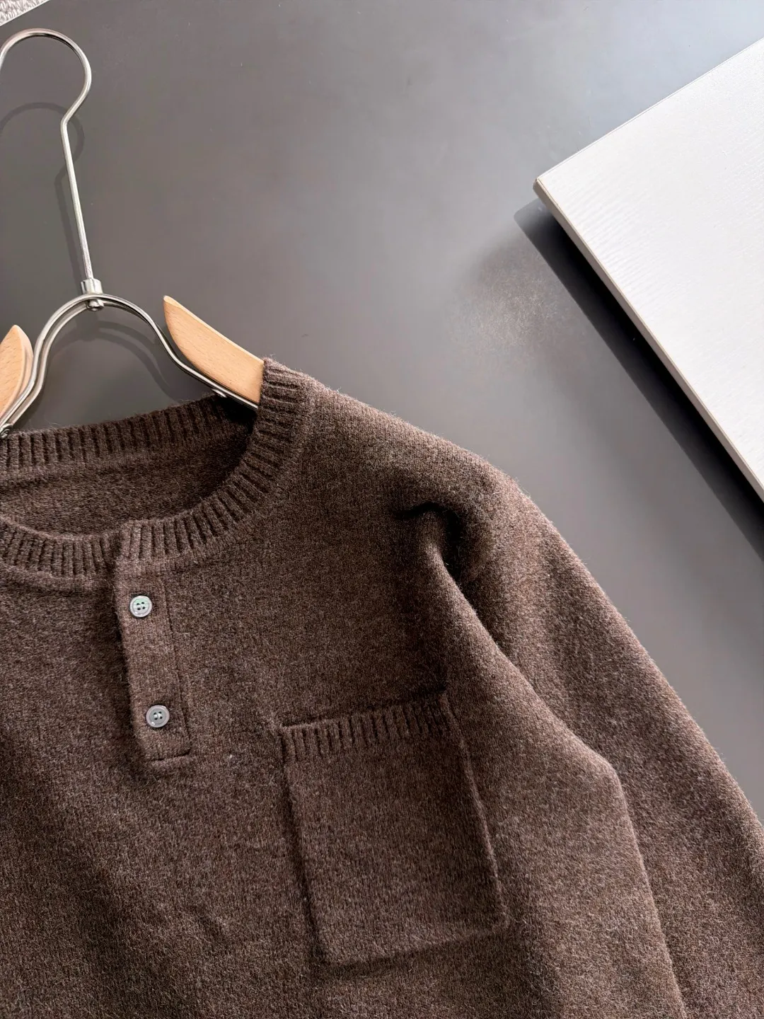 Next day shipping P195 Hermès 2026 Autumn and Winter latest sweater from the official website, now on sale at the counter simultaneously Hot Sale! Specially made of wool blended fabric. It feels comfortable and can be directly in contact with the skin. The logo badge is exquisitely embroidered, which is extremely eye-catching! The details highlight the fashionable charm of big brands. Exquisite workmanship. Three-dimensional cutting style. The wearing effect is invincible and handsome! All three standards are complete! Sizes:M-3XL